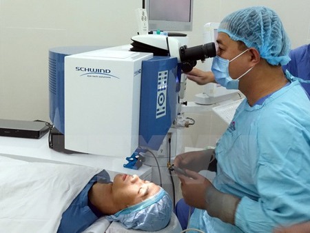 Bác sỹ Bệnh viện Mắt Thành phố Hồ Chí Minh thực hiện ca phẫu thuật khúc xạ mắt bằng ​laser công nghệ SmartSurfACE cho bệnh nhân.